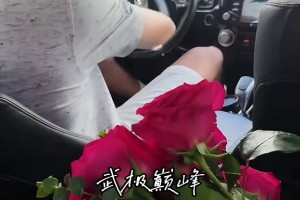 克莱接机女友～因为迟到了向女友梅根道歉！兄弟是真的很爱啊！