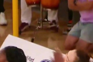 被撞被推被严防死守！澳女篮韩旭9分7板2助1断1帽助队大胜