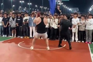 太强壮了！这个健身猛男还是有点技术的！